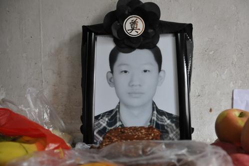 2025新澳门王中王正版和男生带妈妈遗照高考与带着妈妈遗像上清华